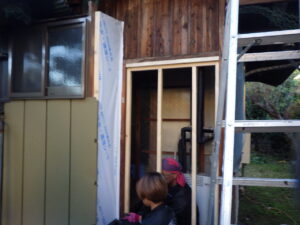 防水シートを貼り付けて雨水の侵入を防いでいきます。