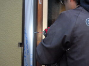 スターターを取り付けている様子になります。