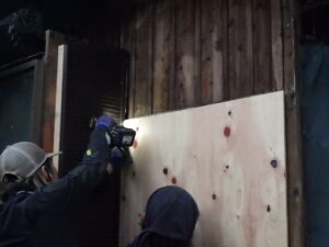 もう片方の開口部はベニヤを張り、雨風の侵入を防いでいきます。