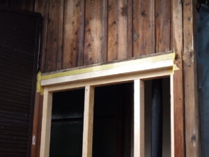 サイディング張りをすると、木材が見えて目立ってしまう為、マスキングテープを貼り、塗装を行っていきます。