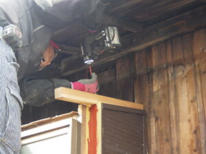 屋根の下地を取り付けている様子になります。