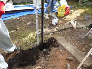 丁度いい高さまで穴を掘り、ポールを立ててセメントを入れて固定していきます。