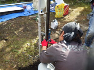 ポールが真っ直ぐになっているか確認を行いながら、セメントを入れていきます。