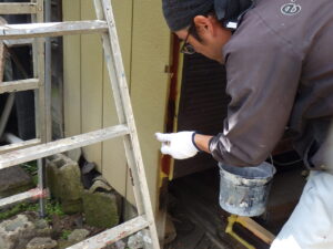 中塗り塗装中の様子になります。