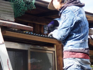 屋根材を取り付けていきます。