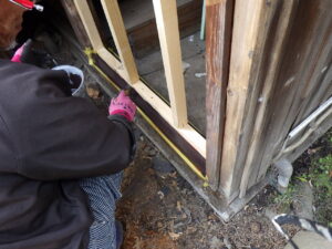 仕上げに上塗り塗装を行っていきます。 上塗り塗装を行うことで、防汚性やカビの防止など、塗料本来の持つ性能を最大限発揮することが出来ます。