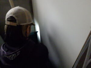 内壁にベニヤをタッカーで固定し、開口部を閉じていきます。