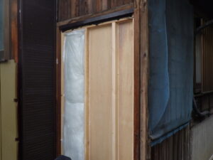 内壁にベニヤを張った後は、断熱材を入れていきます。