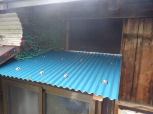 屋根材の取り付け完了になります。