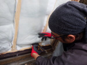 断熱材をタッカーで固定している様子になります。