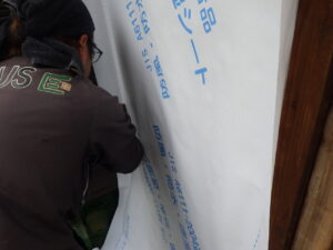 透湿シートを張っていきます。