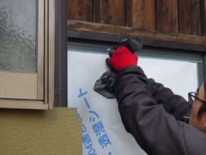 見切り縁の取り付けを行っていきます。