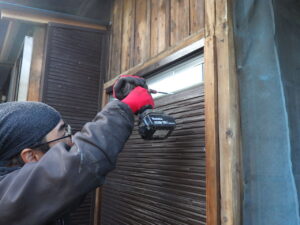 下地に合わせて、金属サイディングを取り付けていきます。