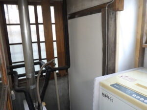 内壁ベニヤ張り付け完了になります。