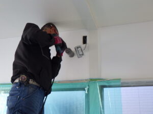 ホールソーで配管やドレン管を通すための穴開けを行っていきます。