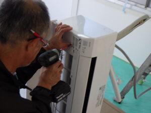 配線を室内機に繋ぎ、室内機の取り付けを行っていきます。