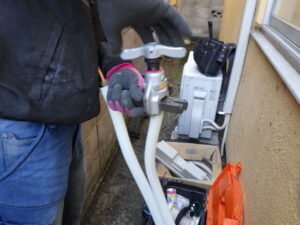 フレア加工を行っている様子になります。