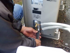 漏れ出すことがないよう、しっかりとナットを締めていきます。