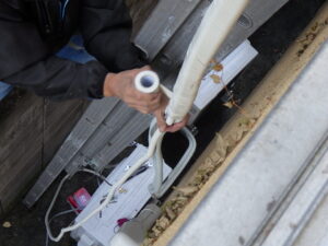 接続後は、配管・配線・ドレン管をエアコンテープで綺麗にまとめていきます。