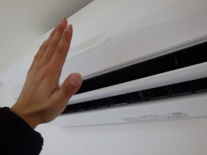 試運転を行い、冷たい風や暖かい風が出ているかの確認を行っていきます。