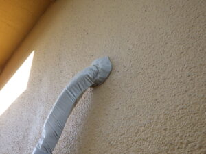 エアコンパテを使い、配管の隙間から雨水や風などの侵入を防いでいきます。