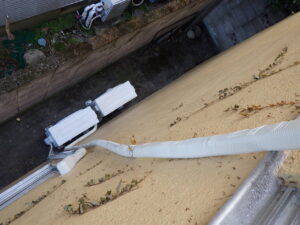 最後にエアコンバンドを取り付けて配管を固定していきます。