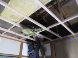 下地取り付け後は、断熱材を敷いていき、ボードを張り替えていきます。