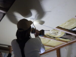 石膏ボードを張り付けている様子になります。