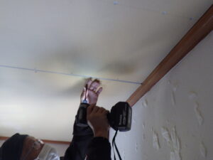 石膏ボード張り替えを進めて行きます。