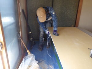 カッターやカンナを使って微調整を行い、壁に綺麗に嵌めていきます。