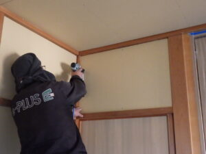 上の小壁の部分は、下地が無かったため、フィニッシュで石膏ボードを固定していきます。