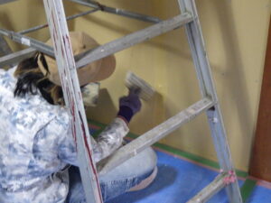 石膏ボードとの間にできる隙間などをパテ処理していきます。