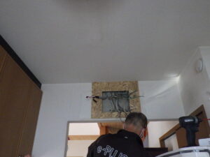 パーチクルボードの張り付け完了になります。