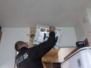 分電盤の取り付けを行っていきます。