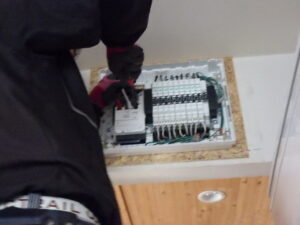 主幹ブレーカや分岐ブレーカに電線を差し込みドライバーで固定していきます。