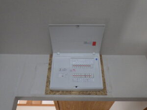カバーを取り付けて分電盤の取り付け完了になります。