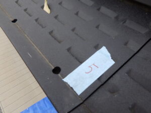 板金にマスキングテープで番号を振り、再度取り付ける際にわからなくならないようにしていきます。