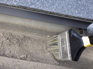 ラスターで雨樋に溜まっている土埃を掃いていきます。
