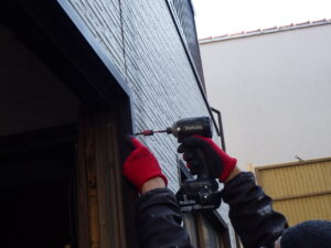 窓枠から取り外し解体を進めて行きます。