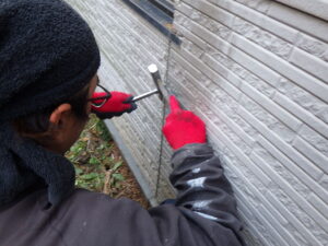 既存のサイディングは、再利用するので、丁寧に釘を抜いていきます。