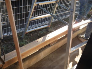 間柱の下にある敷石は、そのまま置いてあった状態だった為、敷石にネダボンドを塗布し、その上から間柱を置いています。