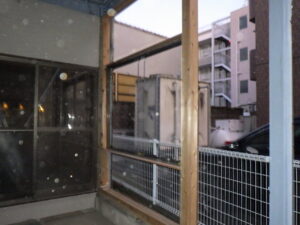 サッシ取り付け完了になります。