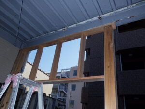 間柱の取付け完了。