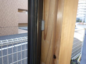 ビスを打つ部分にスペーサーを入れて隙間をなくします。