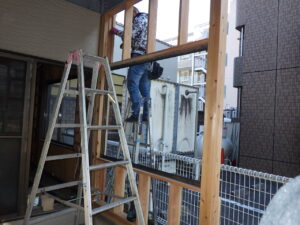 必用な部分に下地と既存の窓枠を嵌めいきます。