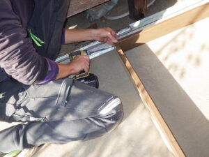 窓枠組み立ての様子