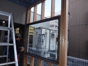 窓枠を取付けている様子。