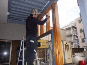 シロアリ防腐剤を充慎している様子。