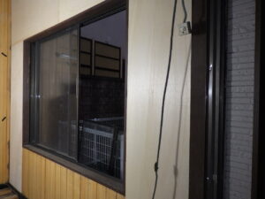 ベニヤ板を貼っていきました。