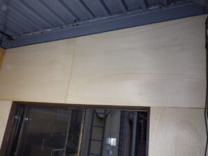 ベニヤ板を加工して貼っていきました。